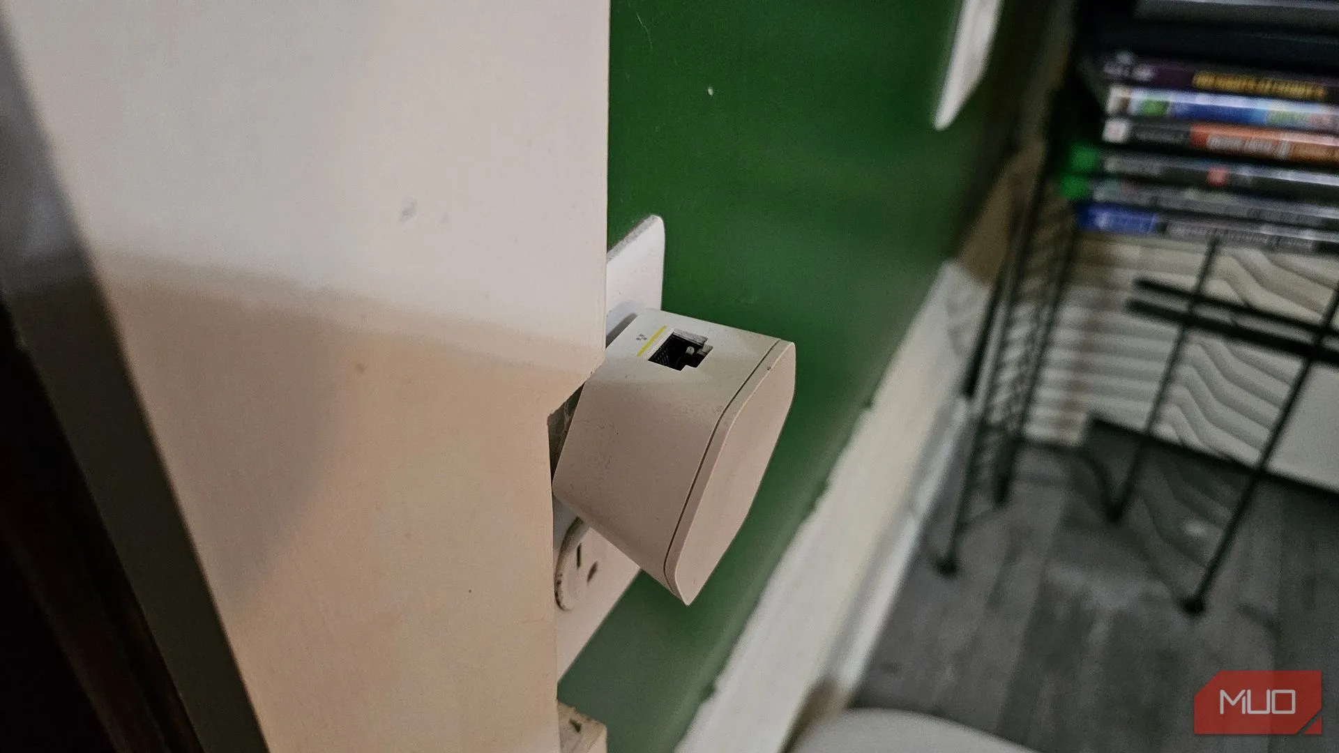 Thiết bị mở rộng sóng Wi-Fi Xfinity xFi Pod cắm vào ổ điện, giúp tăng cường tín hiệu cho Smart TV.