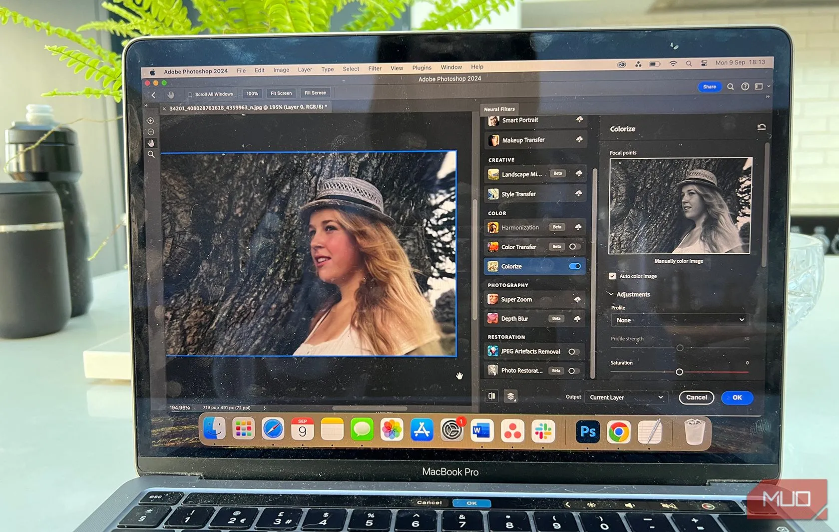 Tính năng AI Colorize của Photoshop đang tô màu một bức ảnh đen trắng