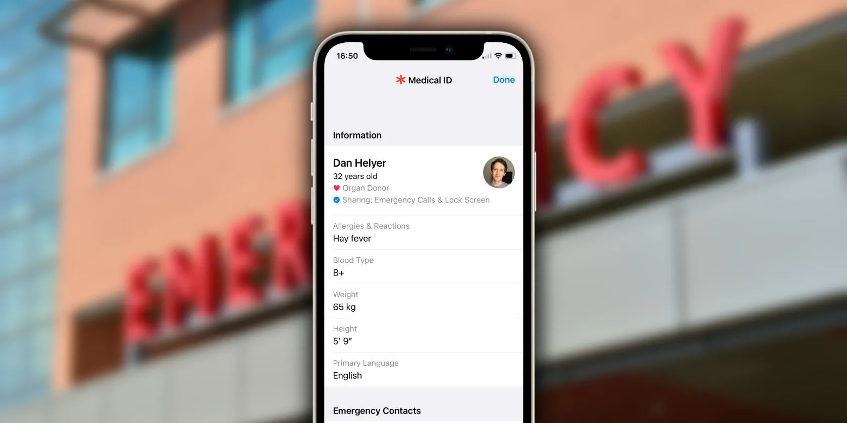 Tính năng ID Y tế trên iPhone trước biển báo Bệnh viện Cấp cứu, cung cấp thông tin y tế quan trọng trong trường hợp khẩn cấp