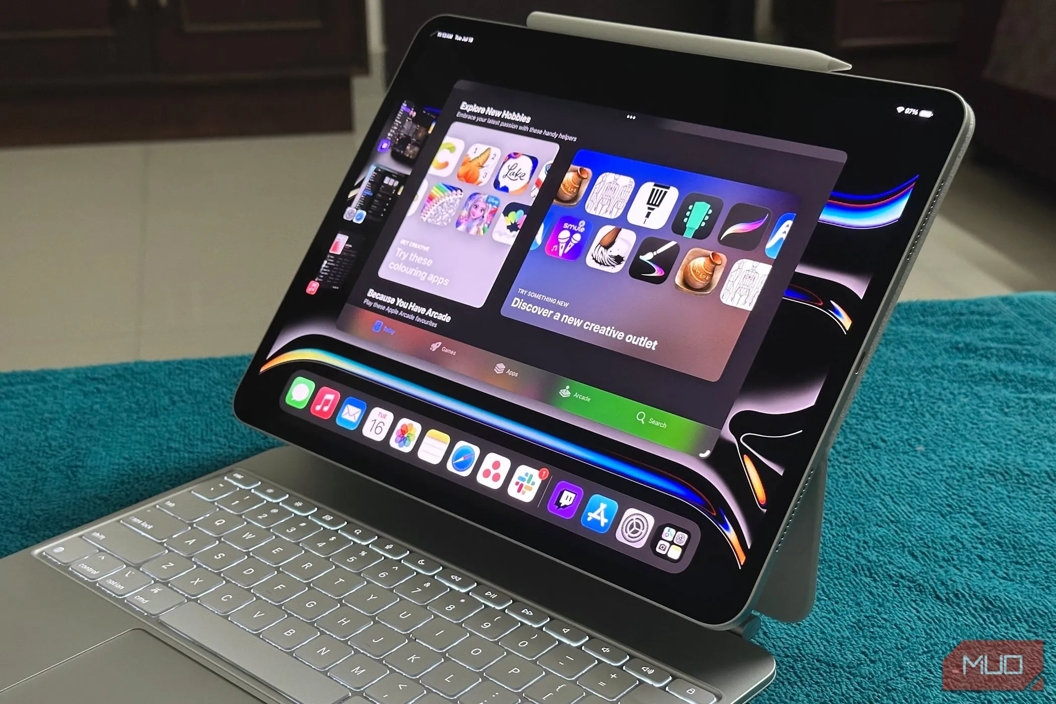 Tính năng Stage Manager đang hoạt động trên iPad Pro kết nối với Magic Keyboard, minh họa khả năng làm việc như laptop
