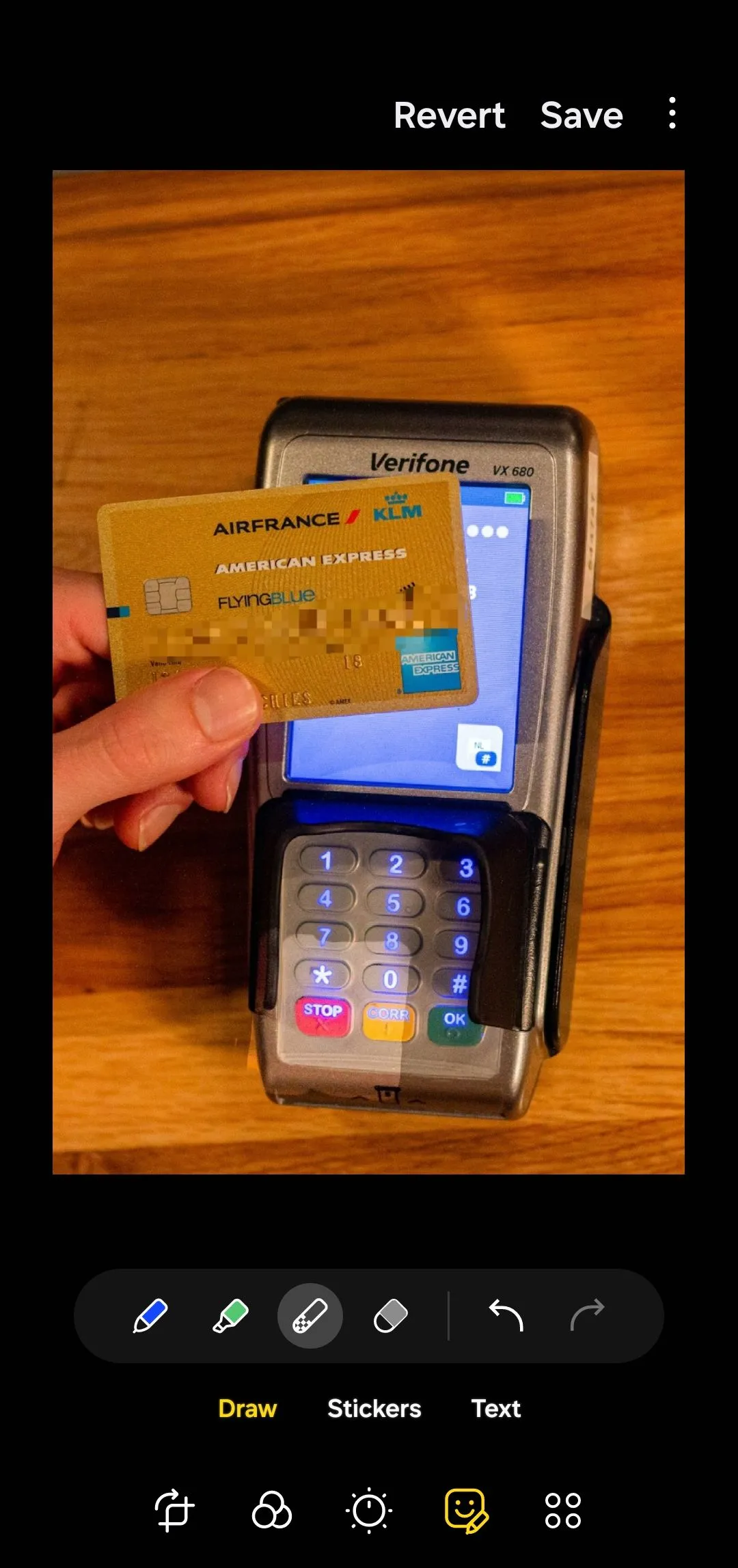 Trình chỉnh sửa ảnh của Samsung Gallery minh họa thẻ tín dụng với các số đã được làm mờ bằng công cụ Mosaic.