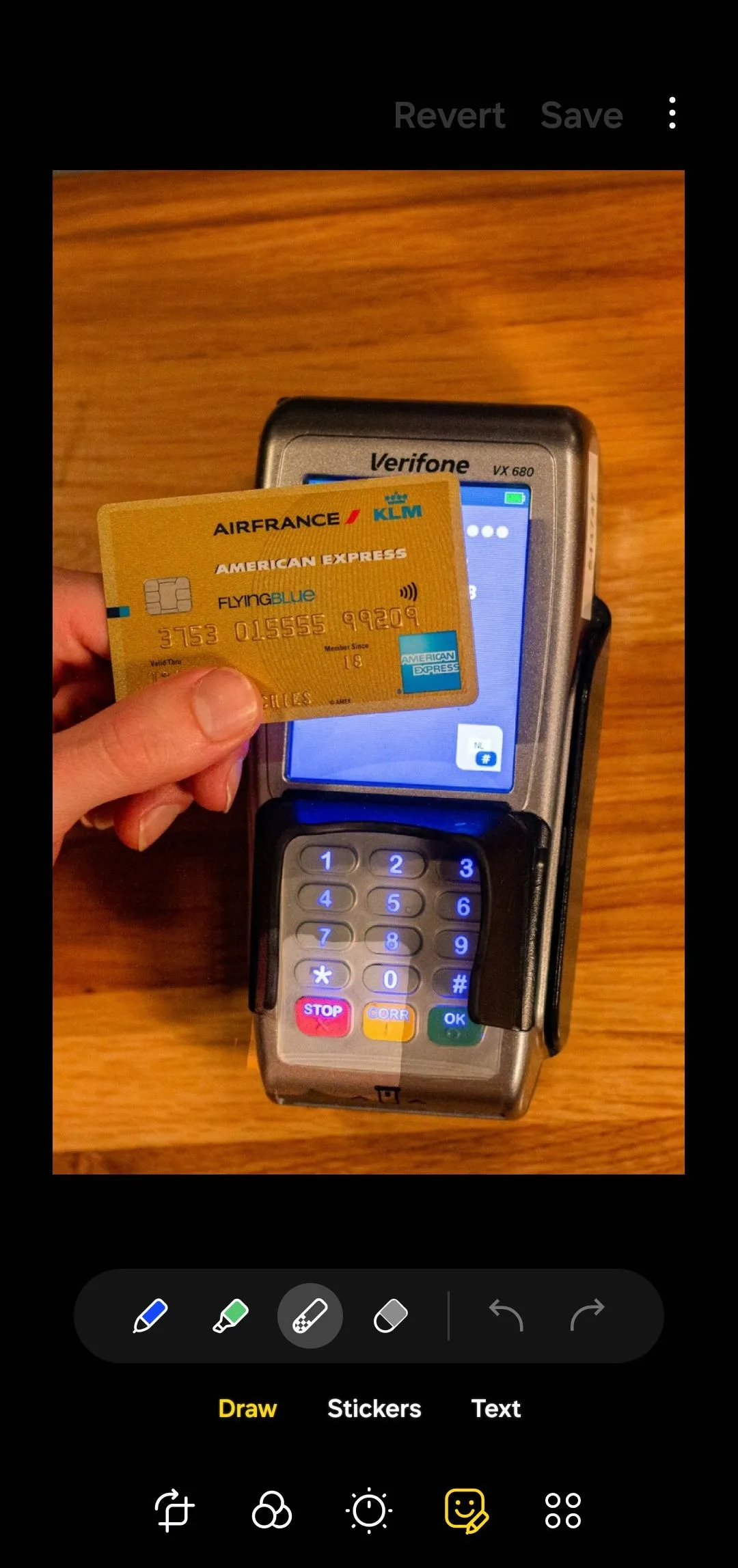 Trình chỉnh sửa ảnh trong ứng dụng Thư viện Samsung Galaxy hiển thị ảnh thẻ tín dụng trước khi làm mờ.