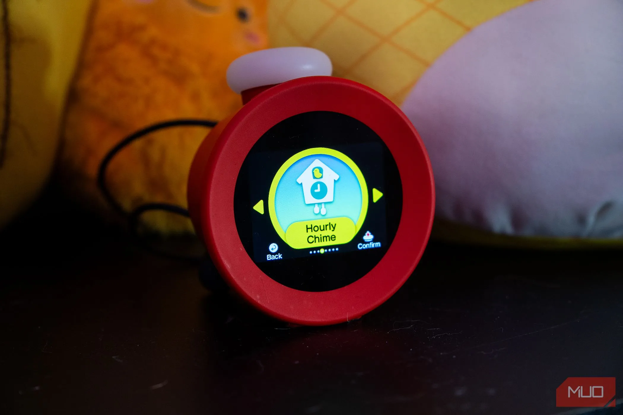 Tùy chọn bật/tắt chuông báo giờ hàng ngày trên đồng hồ báo thức Nintendo Alarmo.