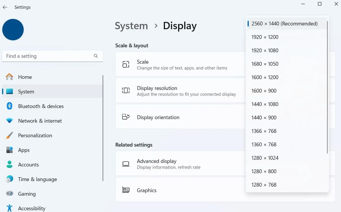 Tùy chọn điều chỉnh độ phân giải màn hình trong Cài đặt Hiển thị của Windows 11