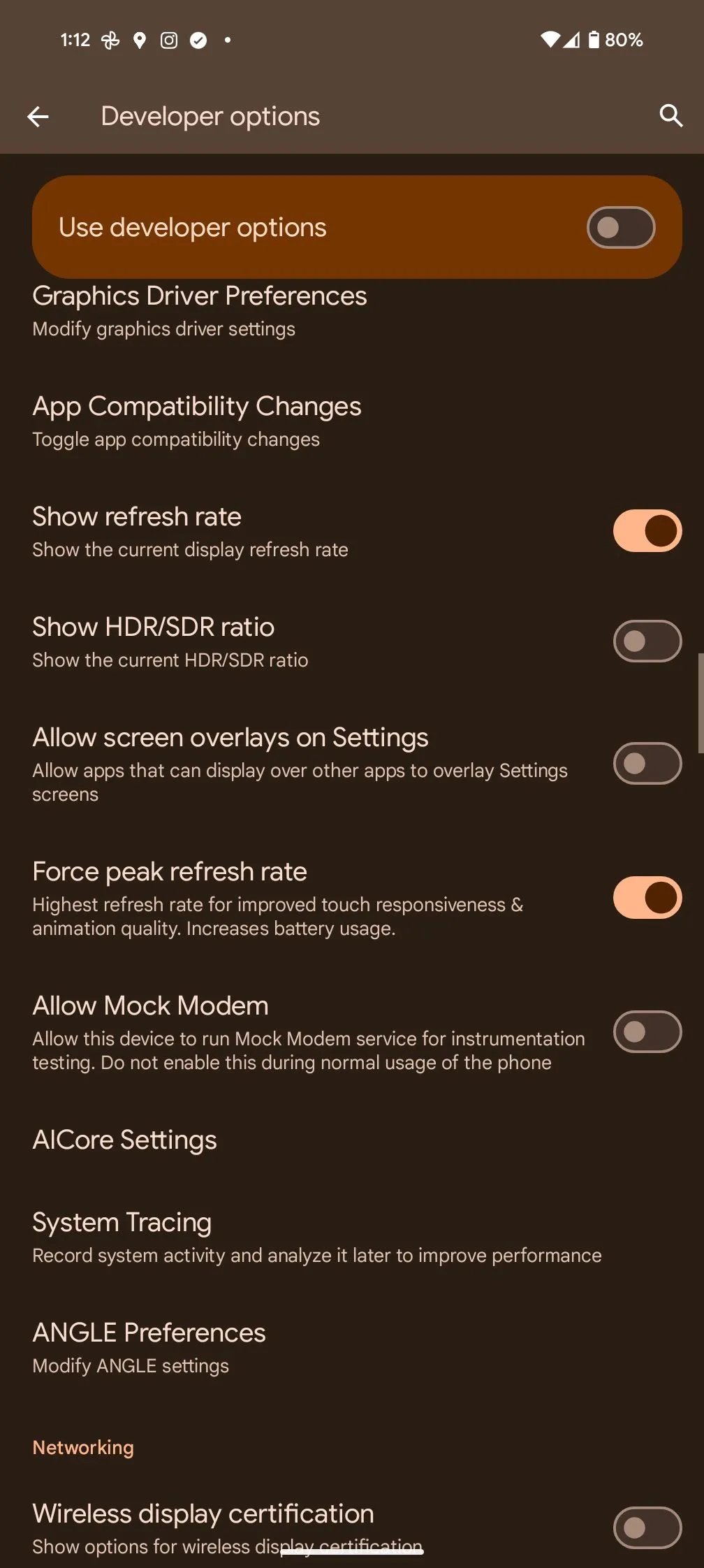 Tùy chọn Hiển thị tần số làm mới (Show refresh rate) và Buộc tần số làm mới tối đa (Force peak refresh rate) trong cài đặt nhà phát triển Android.