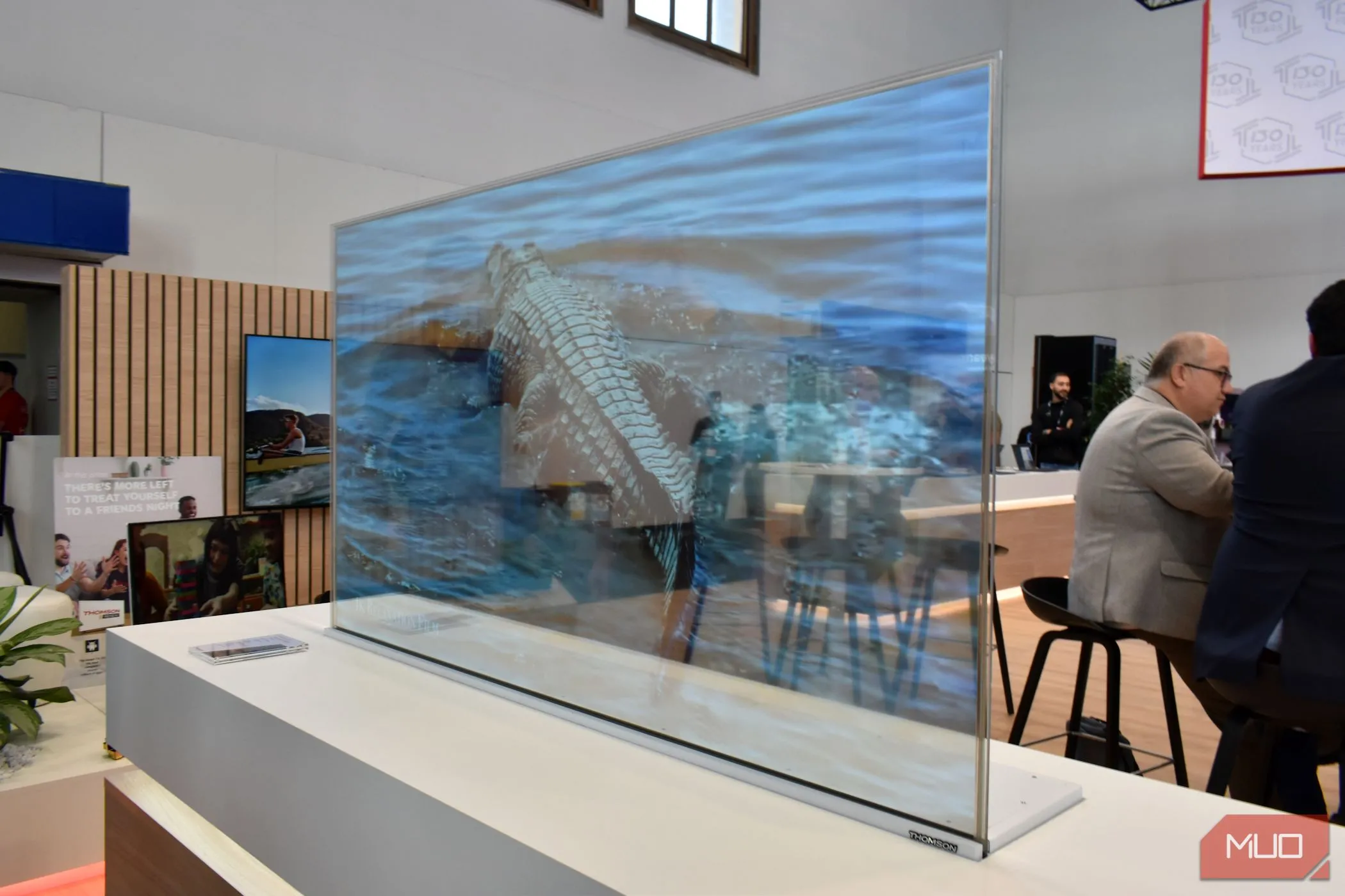 TV OLED trong suốt Thomson Scenium trưng bày tại IFA 2023, minh họa thiết kế mỏng, hiện đại và linh hoạt của công nghệ màn hình OLED