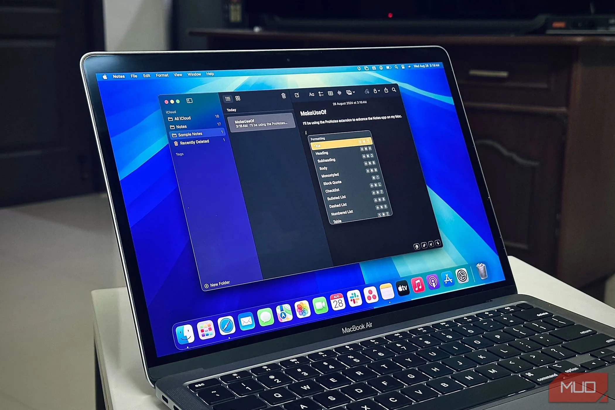 Ứng dụng Apple Notes đang chạy trên MacBook Air