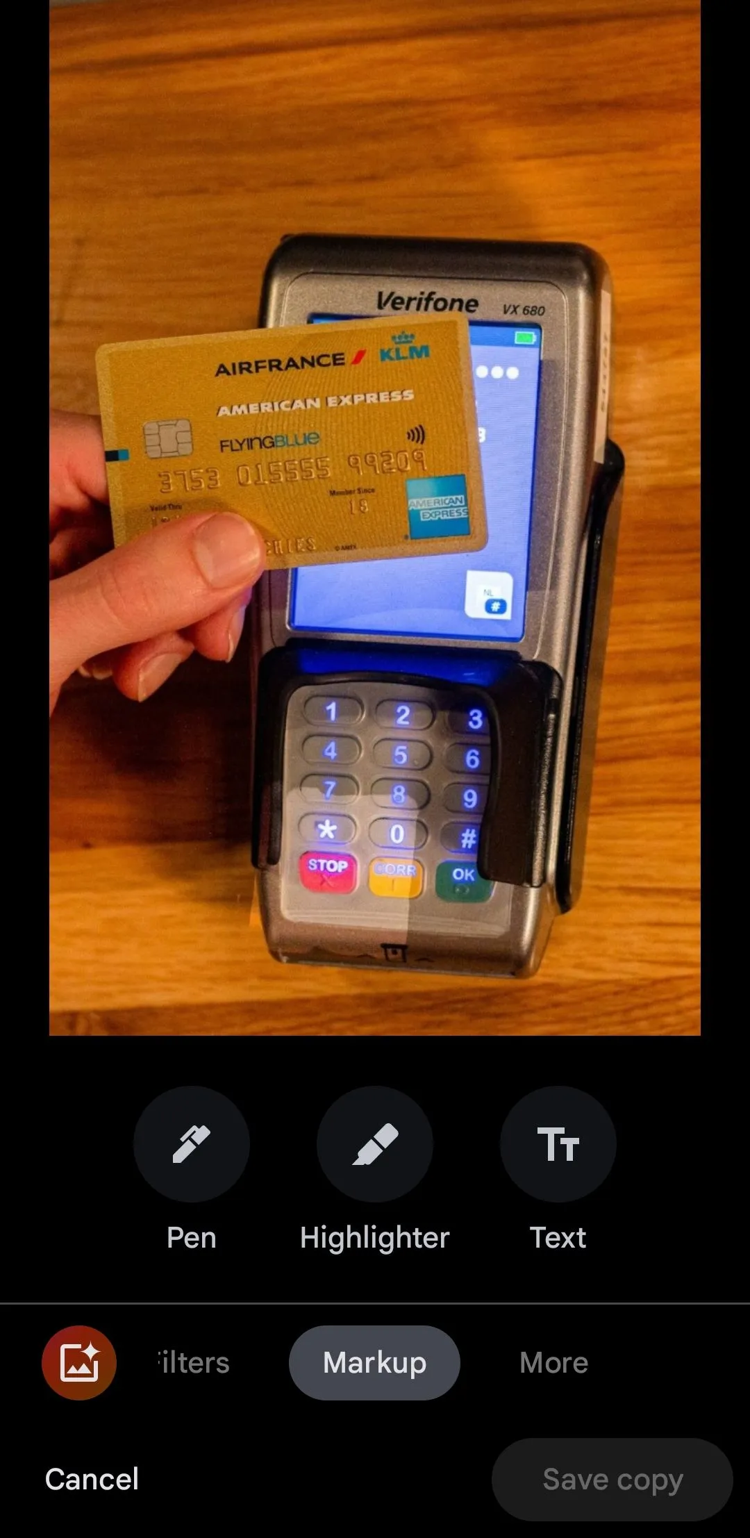 Ứng dụng Google Photos hiển thị ảnh thẻ tín dụng với công cụ Đánh dấu (Markup) đang được chọn để che thông tin.