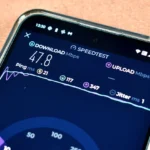 Ứng dụng Speedtest by Ookla đang hiển thị kết quả kiểm tra tốc độ mạng 4G trên màn hình điện thoại, thể hiện tốc độ tải xuống, tải lên và ping.
