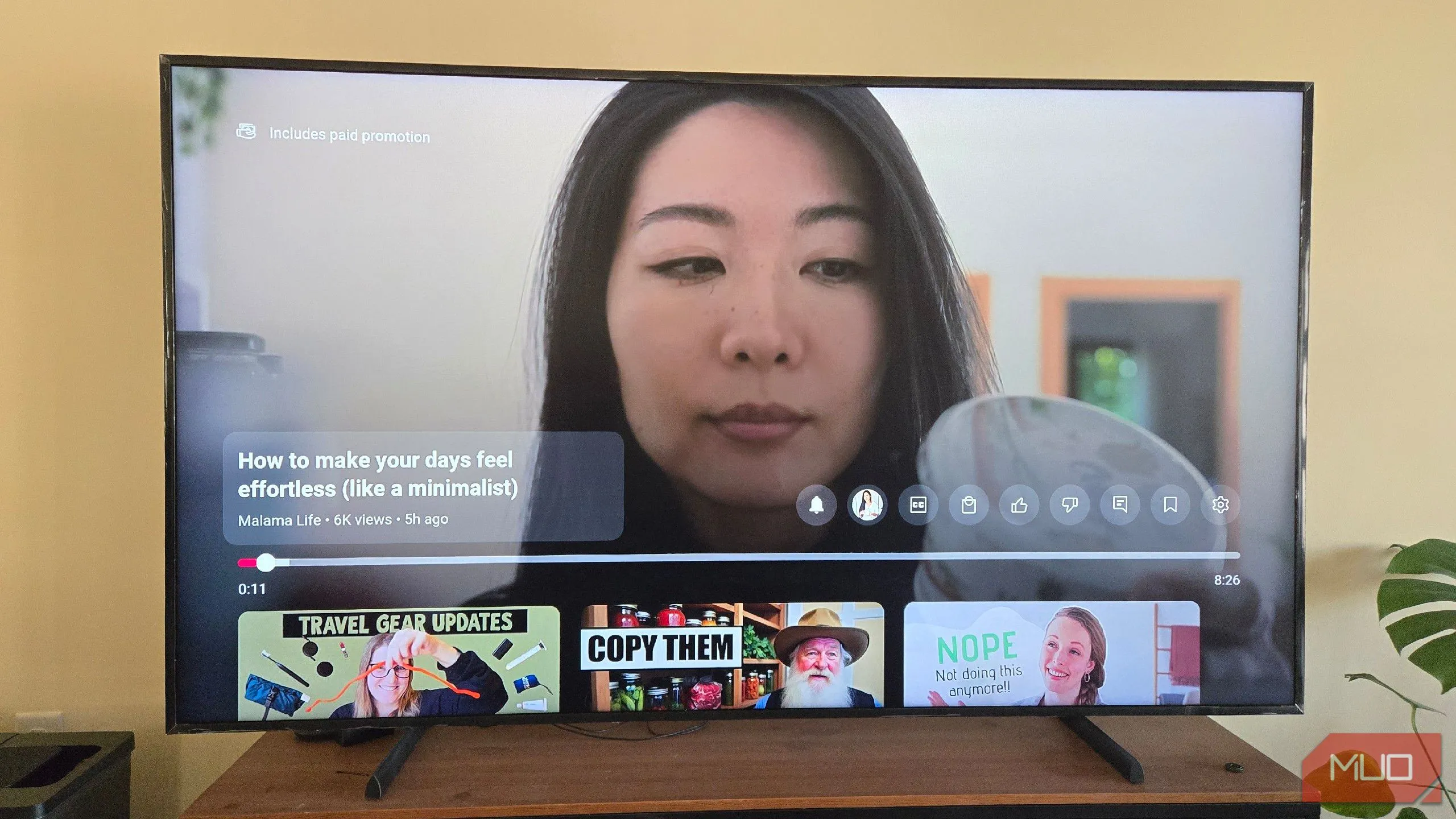 Video YouTube đang tạm dừng trên TV Samsung Frame, biểu thị việc sử dụng ứng dụng YouTube thông thường thay cho YouTube TV